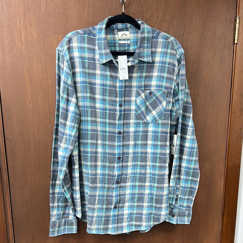 NWT Rusty by Pacsun Mens plaid long-sleeve button-down flannel shirt. Size L.